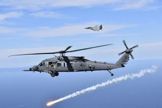 美军HH-60直升机 首与F-15D异机种对抗