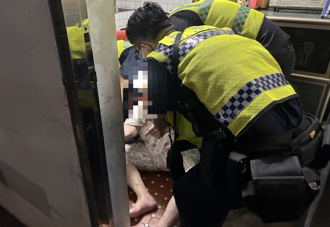 孩子全不在了？！百歲獨居嬤廚房跌坐 警消暖救援惹人淚