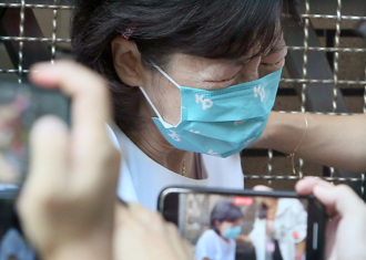 北院囚車道隔鐵網望柯文哲   陳珮琪痛哭喊：他犯什麼罪？