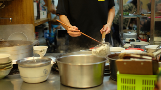 煮麵「老是煮成一坨」 麵攤老闆曝內行手法 1東西不能省