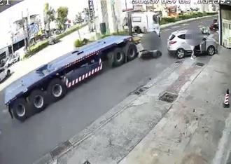 閃違停撞大貨車！高雄老婦騎車險遭輾畫面曝 回現場仍餘悸猶存