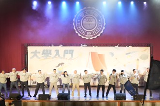 東海大學迎新晚會 張國恩勉勵新生「勇敢揮棒」