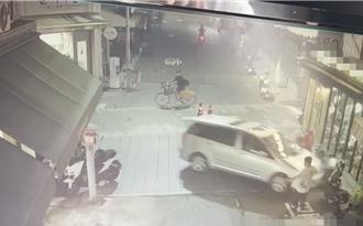 台南76岁翁「拄拐杖」开车暴衝！猛撞路边2车 路人后退急闪