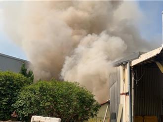 疑電表過熱釀禍！台南鐵皮屋狂冒濃煙大火   鄰居受驚嚇