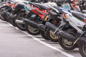 機車停路邊「車頭朝內」錯了 標準停法曝：是台灣人懶