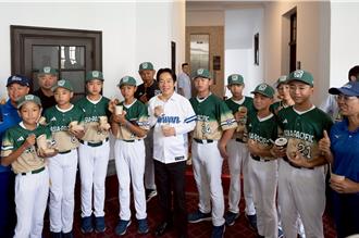 賴清德接見三支棒球冠軍隊   宣布發行紀念郵票與郵摺