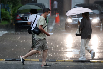 不斷更新》雨勢升級 雙北桃7地區大雷雨 15縣市大雨特報