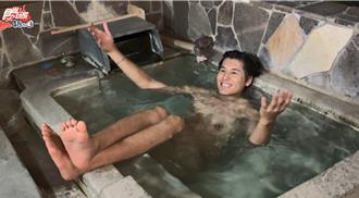 才剛升格人夫！風田失控「大庭廣眾脫衣」 只穿內褲跳溫泉池