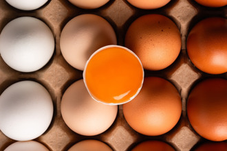 吃水煮蛋卻被剝殼難倒？台北最老蛋行「協興蛋業」親授4步驟絕招爽開吃