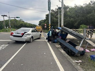 追撞停等紅燈轎車再撞號誌桿 貨車駕駛送醫不治