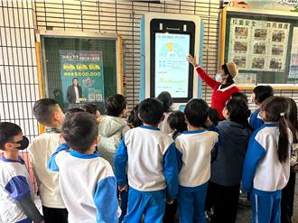 桃首創「校園空氣儀表板」 機器人與學童即時互動應變