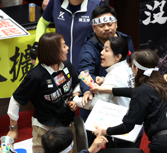 邱议莹呼巴掌遭起诉   受害人罗智强喊「惯犯」：有可能坐牢