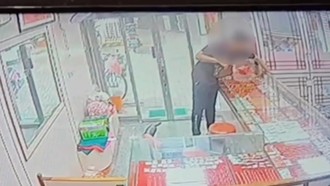 假選購真搶劫！新營銀樓遭歹徒搶走金飾手鍊　警民合作火速破案