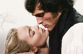 玛格罗比情欲解放！新片「超激尺度」大啖28岁鲜肉雅各艾洛迪