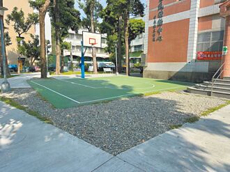 高雄 籃球場旁碎石傷人 民代促改善