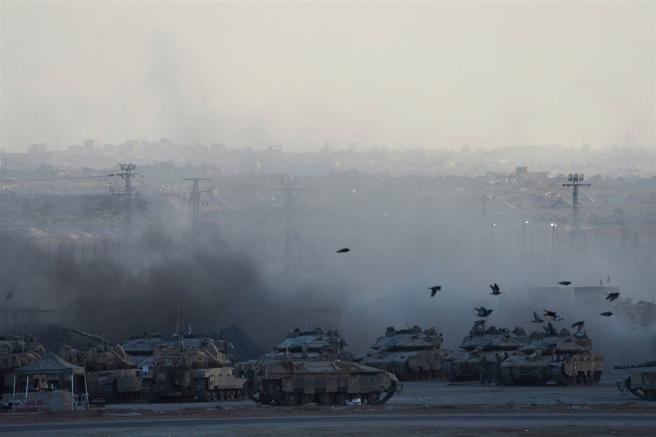 以色列后备役军人开始报到，显示对加萨市全面攻势即将展开。图为部署加萨边境的以军战车。（达志影像／美联社资料照片）