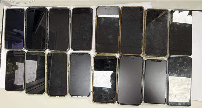 湖口派出所第一线员警分析车手提领热点，报请检察官指挥溯源抓获诈团首脑。（竹检提供／邱立雅竹县传真）