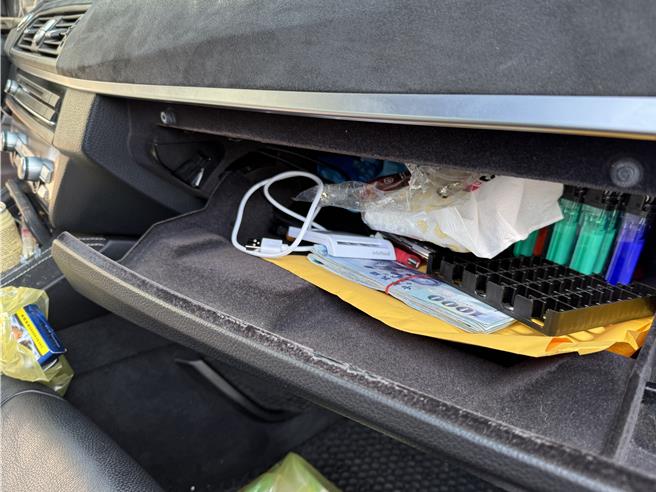 湖口派出所员警溯源破获诈团，查扣赃款。（竹检提供／邱立雅竹县传真）