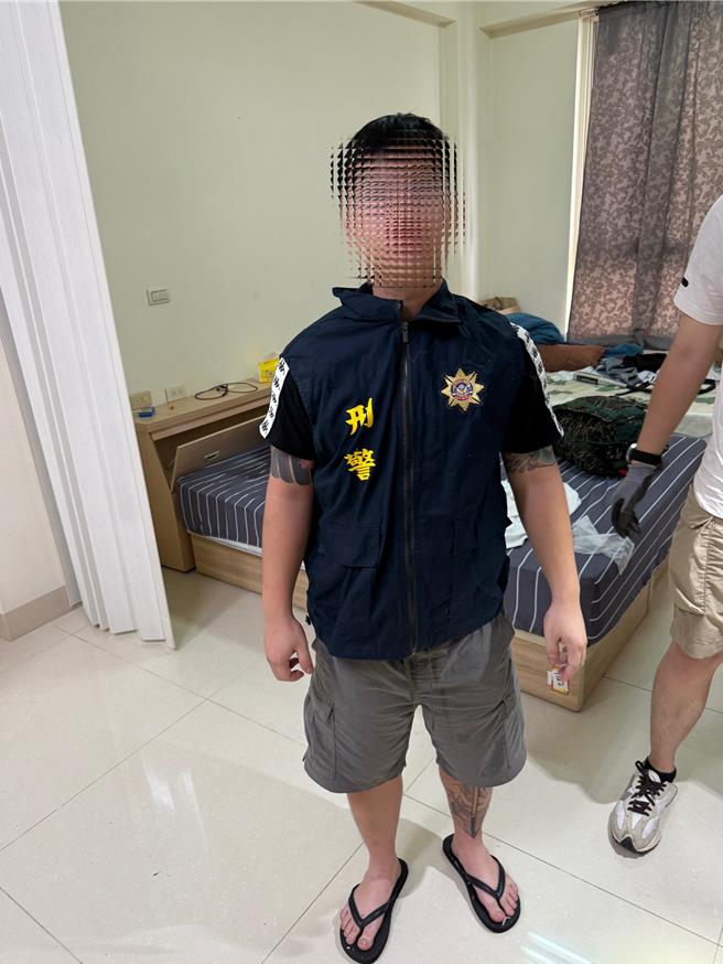 诈团成员假扮刑警。（竹检提供／邱立雅竹县传真）