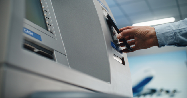 男子ATM领钱意外抽中价值1.5万元Switch大奖，网友直呼「下次不敢跳过任何选项」。（示意图，shutterstock／达志）