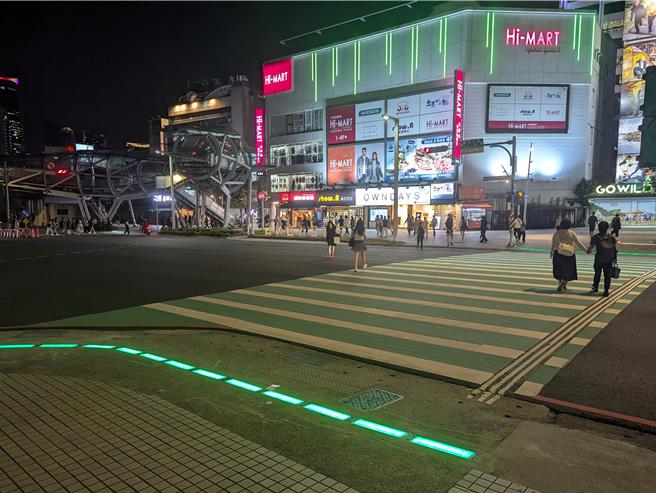 新北市交通局率先在板桥府中捷运站1号出口，试办全新型态的「行人地面警示灯」。（新北市交通局提供）