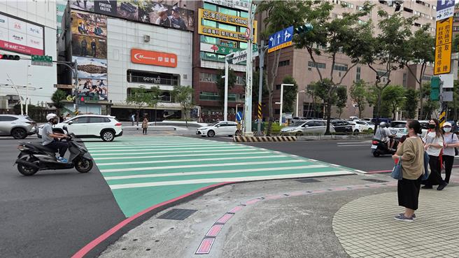 「行人地面警示灯」结合LED地砖与行人号志同步变色，无论在白天或晚上、晴天或雨天，来自地面的辅助光线以更直觉的视觉提示提醒行人现在号志灯态。（新北市交通局提供）