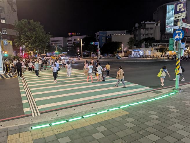 试办全新型态的「行人地面警示灯」，结合LED地砖与行人号志同步变色。（新北市交通局提供）