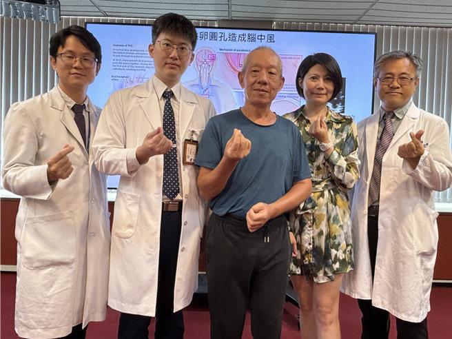 台中荣总心脑团队透过经颅超音波搭配「微小气泡测试」检查，确认患者是「开放性卵圆孔」导致脑血栓，进行心导管卵圆孔关闭术，不需开刀即可封闭缺口，可降低90％二次中风。（冯惠宜摄）