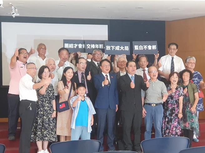 前彰化县长卓伯源今（4）日举行记者会，以「蓝白不会郝」为题，首度公开点名前台北市长郝龙斌并想劝退。（陈薏云摄）