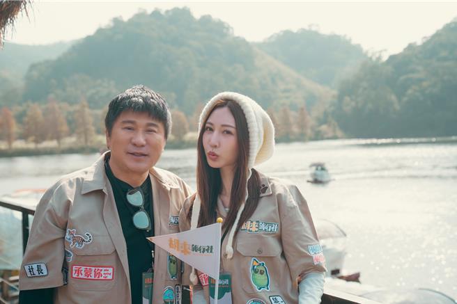 胡瓜（左）見到女神曾莞婷，瞬間精神飽滿。（客家電視台提供）