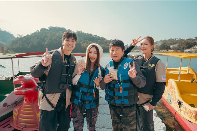 曾莞婷（左2）大讚安安（左起）、胡瓜、小禎安排的網美行程。（客家電視台提供）