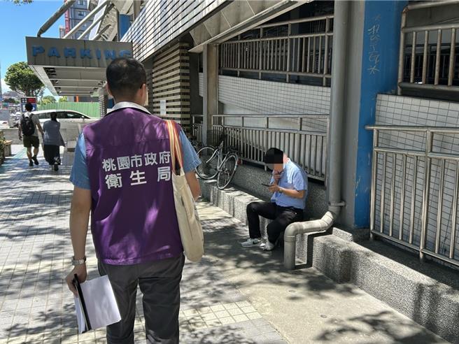 桃园市政府卫生局为落实菸害防制法并守护市民健康，近期将与卫生福利部国民健康署合作，扩大办理本市禁菸场所稽查，查核学校、医院、车站等各类型公共场所及营业场所禁菸规定之执行情形。（桃园市卫生局提供）