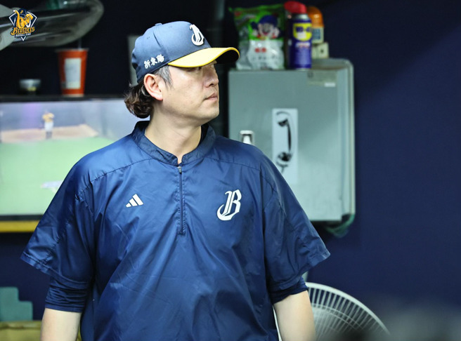 中信兄弟投手教練王建民，曾被流傳當兵時手榴彈可以丟71公尺的都市傳說，如今此說法獲得本人證實。（圖／中信兄弟官方臉書）