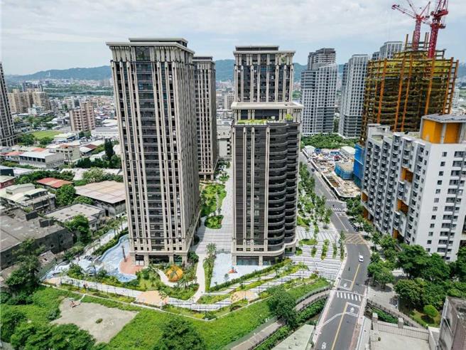 位于土城区17层楼高，135户住宅的「土城员和2号社会住宅」近期完工，邻近捷运海山站，交通便利，是新北市容积奖励社宅中户数最多的社宅。（新北市城乡局提供）