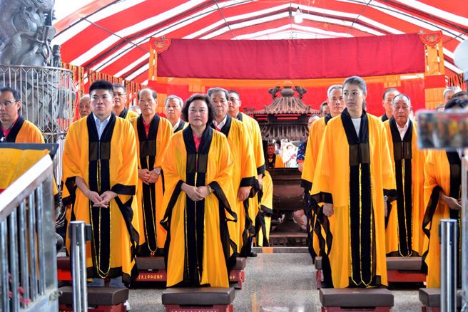 113年玄天上帝飞升得道全国联合庆典在南投三玄宫登场，由主委张国政，弘道协会理事长王美云、及南投县许淑华县长，共同担任主献官。(丽宝集团提供)