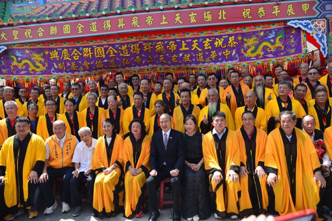 中华民国立法院院长韩国瑜先生与夫人，也于百忙之中接受邀请连袂出席祝圣会场，恭祝 北极玄天上帝飞升得道纪念志庆，祈求国泰民安、风调雨顺。(丽宝集团提供)