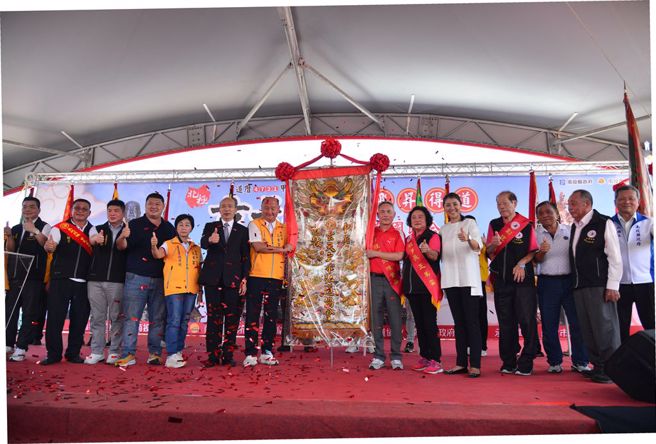 去年在眾人的共同见证下，举行会旗交接仪式，将会旗交接给今年的承办单位:南投松柏岭受天宫，创下连续两年均在同一县市举办的纪录。(丽宝集团提供)