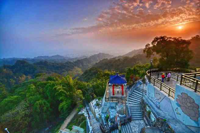受天宫依山势而建，殿宇巍峨壮丽，地处中台湾制高点，能远眺彰化平原与浊水溪流域，视野辽阔，被誉为「南北信眾的心灵交会点」，是全台进香香客必至圣地。(丽宝集团提供)