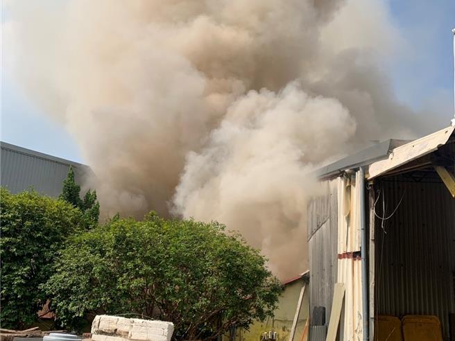 台南市安南区海佃路三段一处铁皮屋疑因电表过热起火冒出大量浓烟。（民眾提供／郭良杰台南传真）