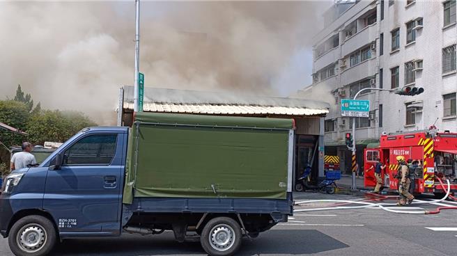 铁皮屋因电表过热起火冒出大量浓烟，消防局派出消防车及人员前往灭火。（民眾提供／郭良杰台南传真）