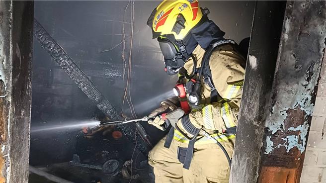 消防员进入火场拉水线进行灭火。（民眾提供／郭良杰台南传真）