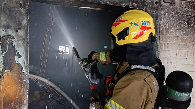 消防员进入火场以强力水柱进行灭火。（民眾提供／郭良杰台南传真）