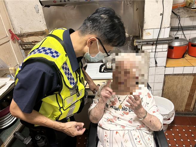 百歲高姓阿嬤在自家廚房不慎跌坐在地，警消獲報趕抵後，合力將阿嬤攙扶至輪椅上檢視狀況，所幸意識清楚、並無大礙。（中市警一分局提供）