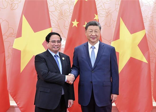 中国国家主席习近平日前在上合峰会期间，会见越南总理范明正。（摘自新华社）