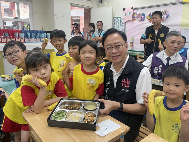 桃园市长张善政（中）赴龙星国小视察营养午餐，宣布每餐补助调升3元至51元。（吕筱蝉摄）