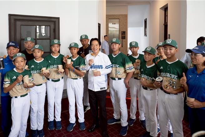 赖清德总统今（4）日接见我国参加「2025年世界少棒联盟」世界少棒锦标赛、世界次青少棒锦标赛、「2025年第12届亚洲（U15）青少棒锦标赛」代表队。（总统府提供／王千豪台北传真）