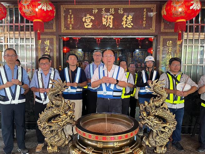新北捷運局長李政安率施工團隊祈求工程順利。（圖／新北捷運局）
