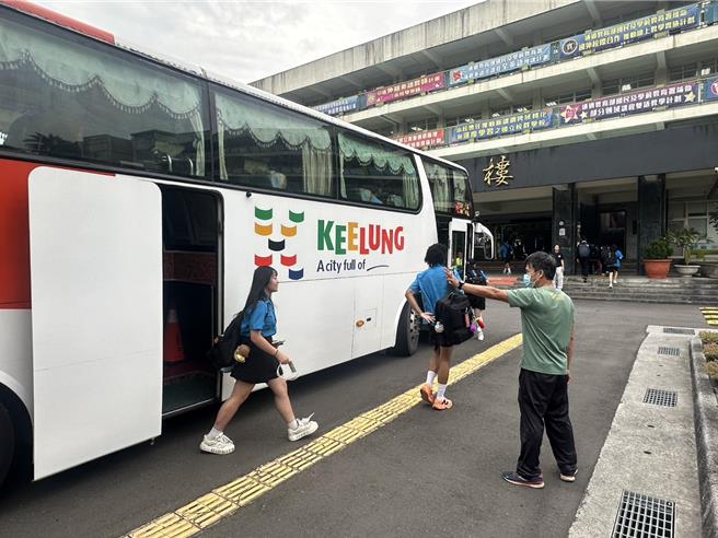 国立基隆高中日前协调公车载运学生进入校园，引起争议，基隆市政府将于6日上午召开公听会，倾听民眾的心声。（国立基隆高中提供／张志康基隆传真）