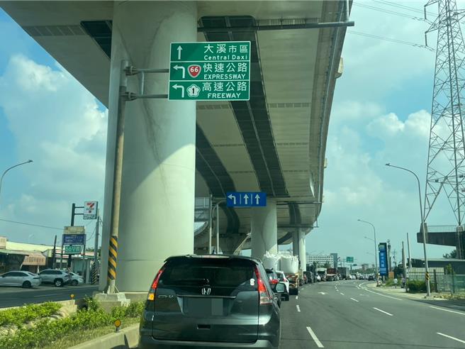 国3桃园大溪交流道衔接台66北上系统匝道通车后车流回堵严重，联络道路永昌路将增设左转车道改善。（吕筱蝉摄）