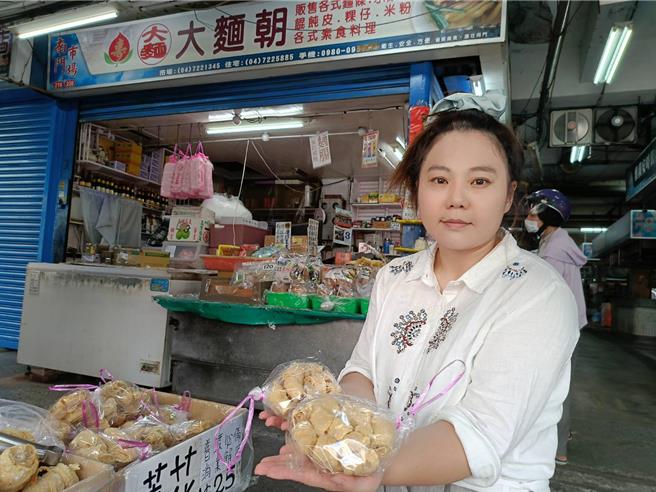 素料业者陈映彤表示，一朵豆皮莲花的制作就要耗时2天，但因是平民食物，也不能卖很贵，现已鲜少有人制作。（叶静美摄）